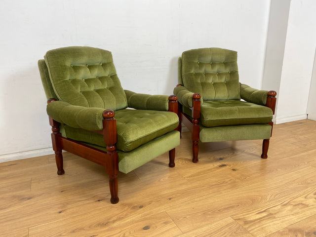 WMK 1/2 Stilvoller und sehr gut erhaltener skandinavischer Sessel mit grünem Samtbezug und gedrechseltem Holzgestell # Sessel Loungesessel Lesesessel Relaxsessel Sitzgarnitur Mid-Century Vintage