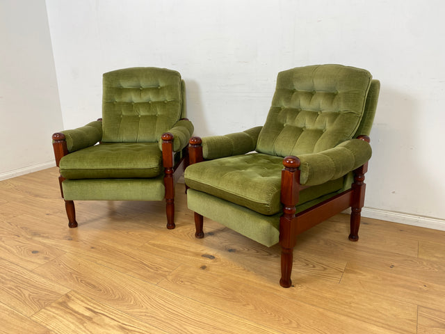 WMK 1/2 Stilvoller und sehr gut erhaltener skandinavischer Sessel mit grünem Samtbezug und gedrechseltem Holzgestell # Sessel Loungesessel Lesesessel Relaxsessel Sitzgarnitur Mid-Century Vintage