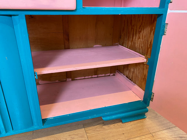 WMK I Sehr schöne jedoch etwas abgenutzte 30er Jahre Art Deco Küchenanrichte in Rosa und Grün mit Originalgläsern