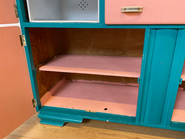 WMK I Sehr schöne jedoch etwas abgenutzte 30er Jahre Art Deco Küchenanrichte in Rosa und Grün mit Originalgläsern