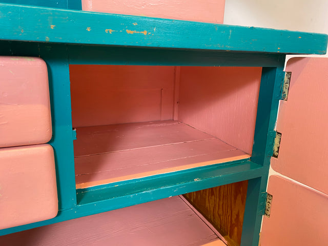 WMK I Sehr schöne jedoch etwas abgenutzte 30er Jahre Art Deco Küchenanrichte in Rosa und Grün mit Originalgläsern