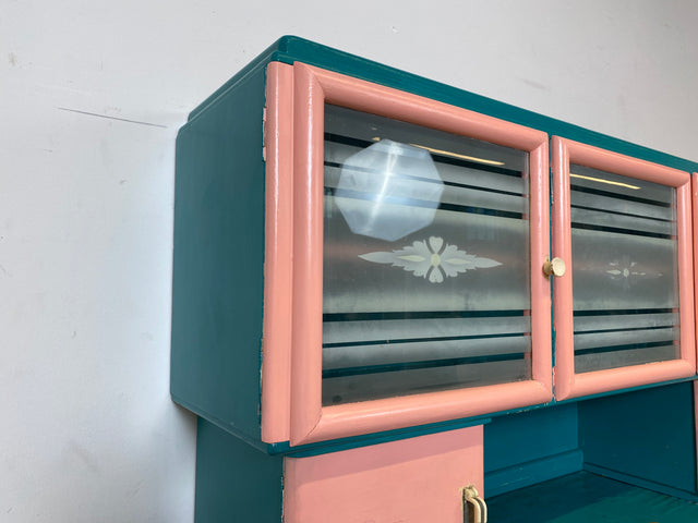 WMK I Sehr schöne jedoch etwas abgenutzte 30er Jahre Art Deco Küchenanrichte in Rosa und Grün mit Originalgläsern