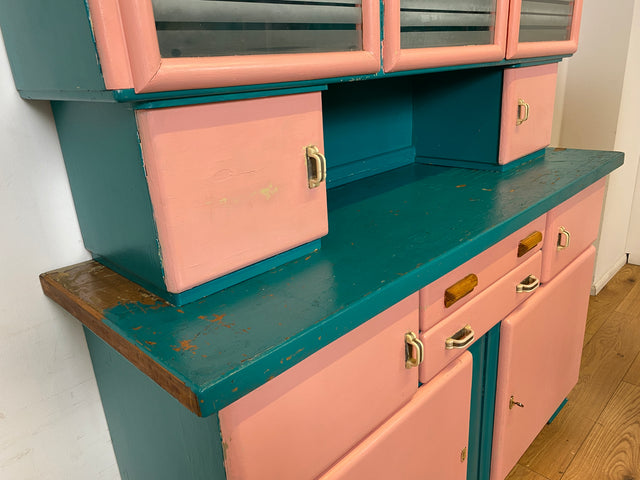 WMK I Sehr schöne jedoch etwas abgenutzte 30er Jahre Art Deco Küchenanrichte in Rosa und Grün mit Originalgläsern