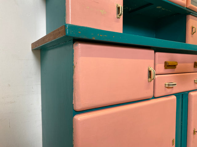 WMK I Sehr schöne jedoch etwas abgenutzte 30er Jahre Art Deco Küchenanrichte in Rosa und Grün mit Originalgläsern