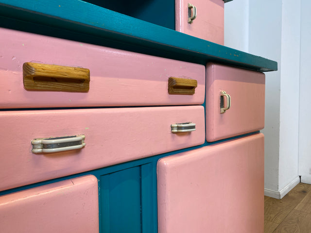 WMK I Sehr schöne jedoch etwas abgenutzte 30er Jahre Art Deco Küchenanrichte in Rosa und Grün mit Originalgläsern