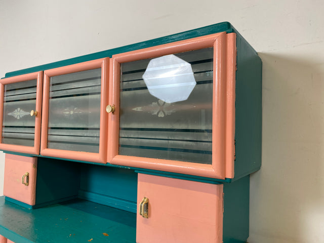WMK I Sehr schöne jedoch etwas abgenutzte 30er Jahre Art Deco Küchenanrichte in Rosa und Grün mit Originalgläsern