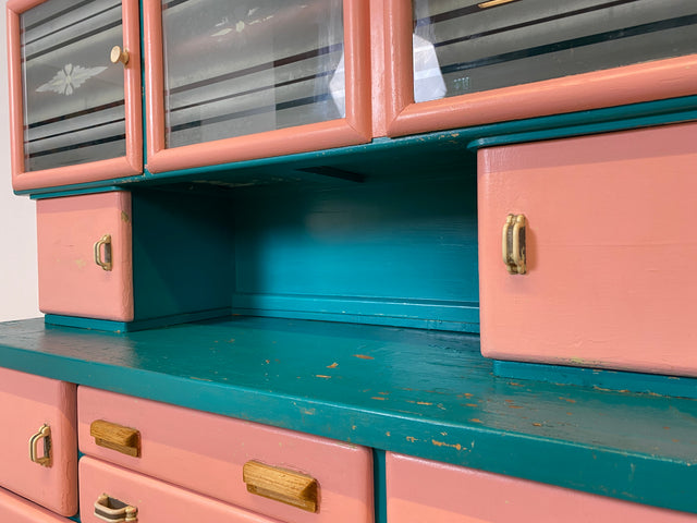 WMK I Sehr schöne jedoch etwas abgenutzte 30er Jahre Art Deco Küchenanrichte in Rosa und Grün mit Originalgläsern