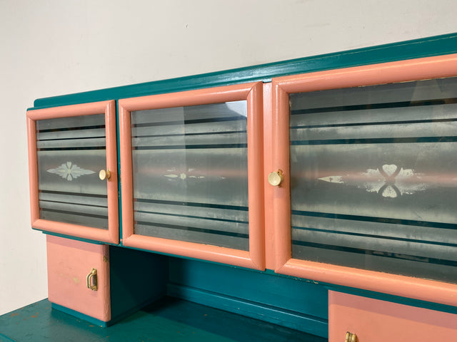 WMK I Sehr schöne jedoch etwas abgenutzte 30er Jahre Art Deco Küchenanrichte in Rosa und Grün mit Originalgläsern
