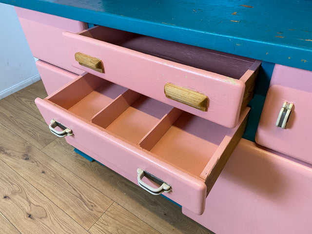 WMK I Sehr schöne jedoch etwas abgenutzte 30er Jahre Art Deco Küchenanrichte in Rosa und Grün mit Originalgläsern