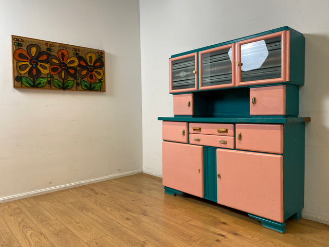 WMK I Sehr schöne jedoch etwas abgenutzte 30er Jahre Art Deco Küchenanrichte in Rosa und Grün mit Originalgläsern