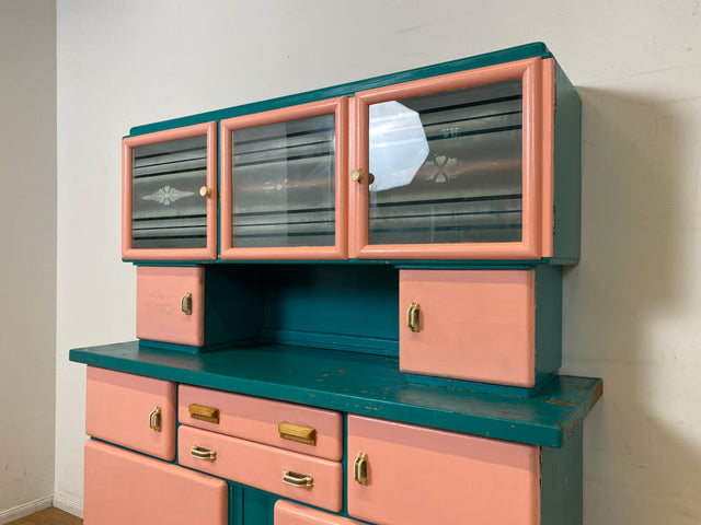 WMK I Sehr schöne jedoch etwas abgenutzte 30er Jahre Art Deco Küchenanrichte in Rosa und Grün mit Originalgläsern