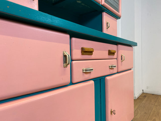 WMK I Sehr schöne jedoch etwas abgenutzte 30er Jahre Art Deco Küchenanrichte in Rosa und Grün mit Originalgläsern