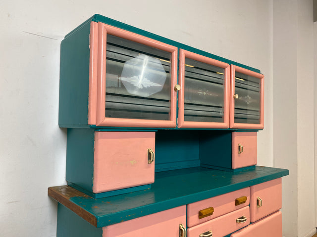WMK I Sehr schöne jedoch etwas abgenutzte 30er Jahre Art Deco Küchenanrichte in Rosa und Grün mit Originalgläsern