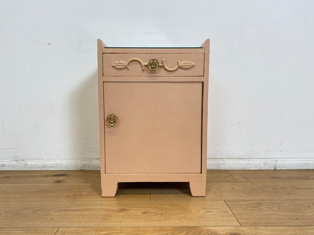 WMK # Sehr schöner 30er Jahre Art Deco Nachttisch in zart Rosa aus vollem Holz mit Schublade und Messinggriffen # Nachtschrank Nachtkommode Kommode Bedside Table Antik Vintage Berlin Schwerin Köln