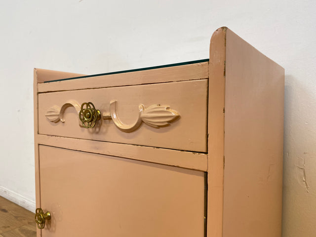 WMK # Sehr schöner 30er Jahre Art Deco Nachttisch in zart Rosa aus vollem Holz mit Schublade und Messinggriffen # Nachtschrank Nachtkommode Kommode Bedside Table Antik Vintage Berlin Schwerin Köln