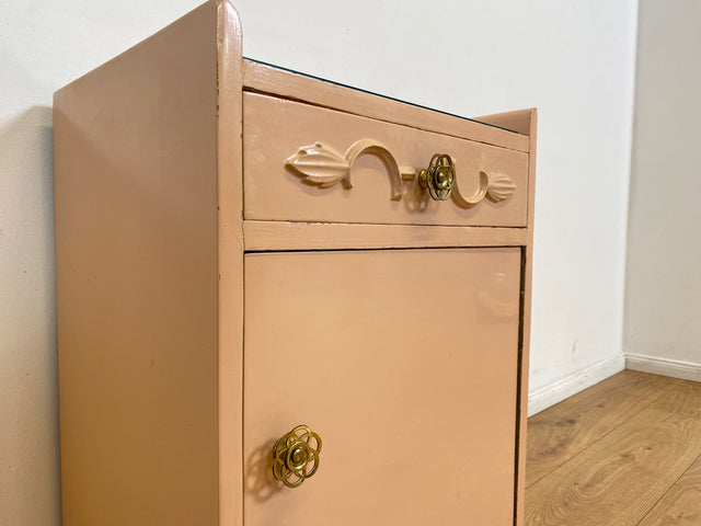 WMK # Sehr schöner 30er Jahre Art Deco Nachttisch in zart Rosa aus vollem Holz mit Schublade und Messinggriffen # Nachtschrank Nachtkommode Kommode Bedside Table Antik Vintage Berlin Schwerin Köln