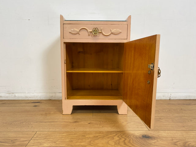 WMK # Sehr schöner 30er Jahre Art Deco Nachttisch in zart Rosa aus vollem Holz mit Schublade und Messinggriffen # Nachtschrank Nachtkommode Kommode Bedside Table Antik Vintage Berlin Schwerin Köln