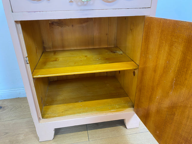 WMK # Sehr schöner 30er Jahre Art Deco Nachttisch in zart Rosa aus vollem Holz mit Schublade und Messinggriffen # Nachtschrank Nachtkommode Kommode Bedside Table Antik Vintage Berlin Schwerin Köln