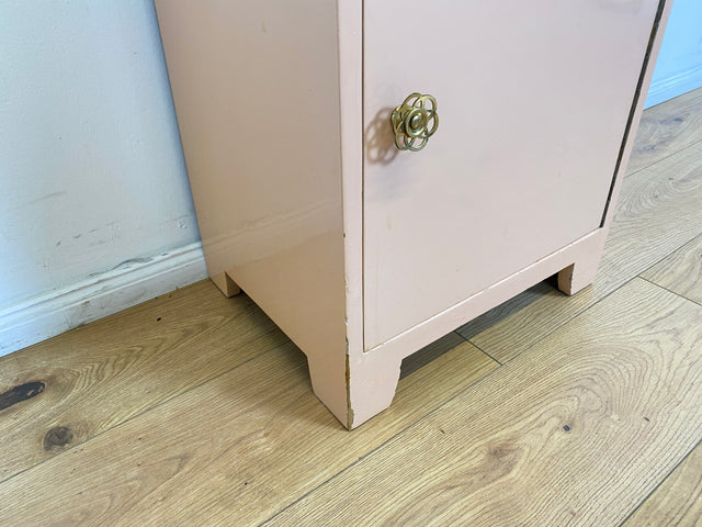 WMK # Sehr schöner 30er Jahre Art Deco Nachttisch in zart Rosa aus vollem Holz mit Schublade und Messinggriffen # Nachtschrank Nachtkommode Kommode Bedside Table Antik Vintage Berlin Schwerin Köln