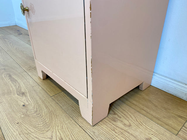 WMK # Sehr schöner 30er Jahre Art Deco Nachttisch in zart Rosa aus vollem Holz mit Schublade und Messinggriffen # Nachtschrank Nachtkommode Kommode Bedside Table Antik Vintage Berlin Schwerin Köln
