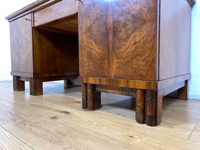 WMK I Imposanter freistehender 30er Jahre Art Deco Schreibtisch aus vollem Holz in edlem Walnuss