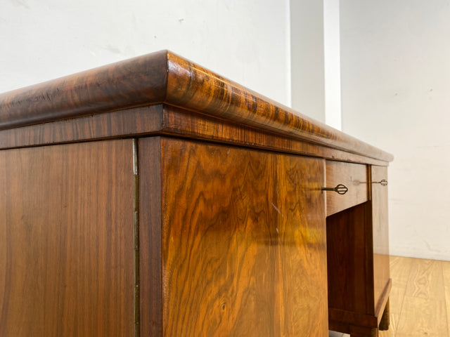 WMK I Imposanter freistehender 30er Jahre Art Deco Schreibtisch aus vollem Holz in edlem Walnuss