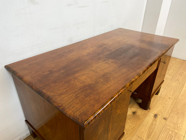 WMK I Imposanter freistehender 30er Jahre Art Deco Schreibtisch aus vollem Holz in edlem Walnuss