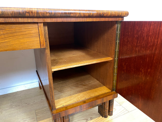 WMK I Imposanter freistehender 30er Jahre Art Deco Schreibtisch aus vollem Holz in edlem Walnuss