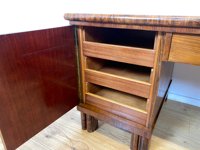 WMK I Imposanter freistehender 30er Jahre Art Deco Schreibtisch aus vollem Holz in edlem Walnuss