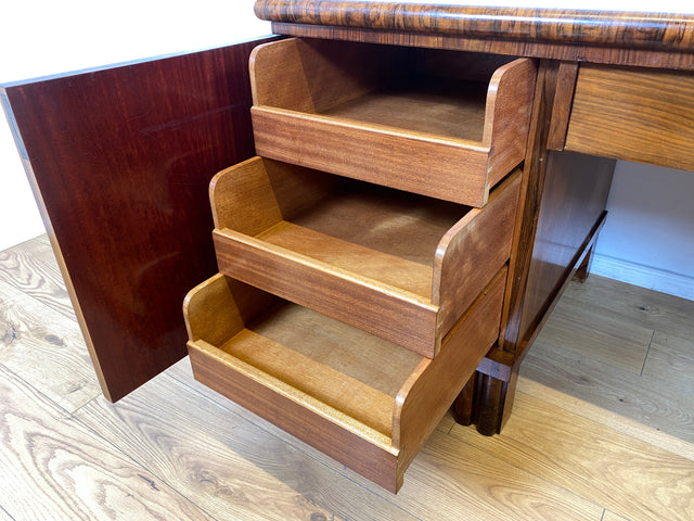 WMK I Imposanter freistehender 30er Jahre Art Deco Schreibtisch aus vollem Holz in edlem Walnuss