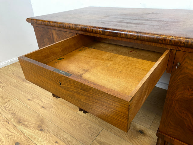 WMK I Imposanter freistehender 30er Jahre Art Deco Schreibtisch aus vollem Holz in edlem Walnuss