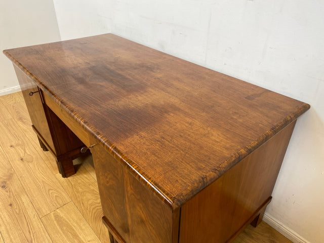 WMK I Imposanter freistehender 30er Jahre Art Deco Schreibtisch aus vollem Holz in edlem Walnuss