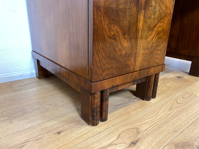 WMK I Imposanter freistehender 30er Jahre Art Deco Schreibtisch aus vollem Holz in edlem Walnuss