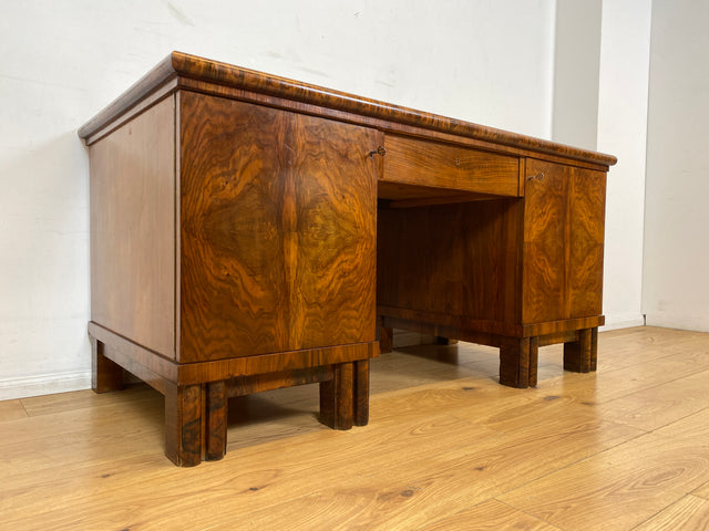 WMK I Imposanter freistehender 30er Jahre Art Deco Schreibtisch aus vollem Holz in edlem Walnuss