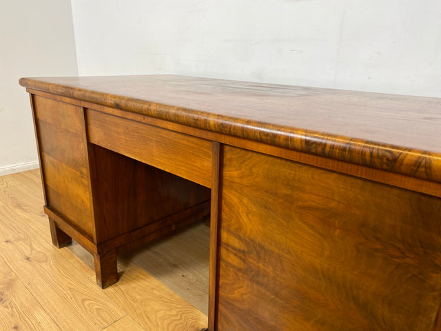 WMK I Imposanter freistehender 30er Jahre Art Deco Schreibtisch aus vollem Holz in edlem Walnuss