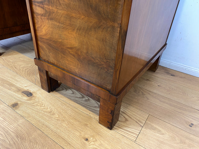 WMK I Imposanter freistehender 30er Jahre Art Deco Schreibtisch aus vollem Holz in edlem Walnuss