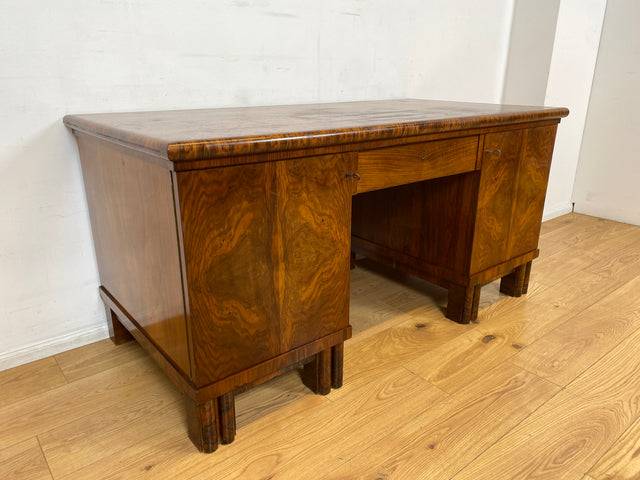 WMK I Imposanter freistehender 30er Jahre Art Deco Schreibtisch aus vollem Holz in edlem Walnuss