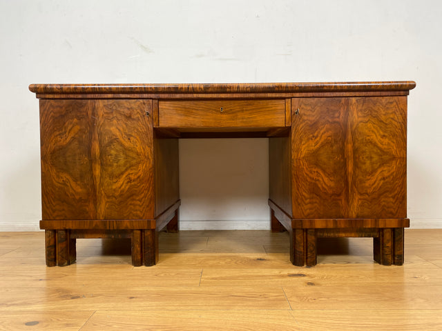 WMK I Imposanter freistehender 30er Jahre Art Deco Schreibtisch aus vollem Holz in edlem Walnuss