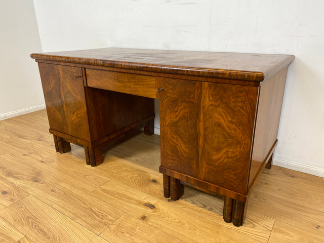WMK I Imposanter freistehender 30er Jahre Art Deco Schreibtisch aus vollem Holz in edlem Walnuss