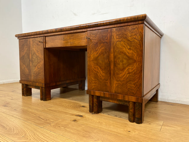 WMK I Imposanter freistehender 30er Jahre Art Deco Schreibtisch aus vollem Holz in edlem Walnuss