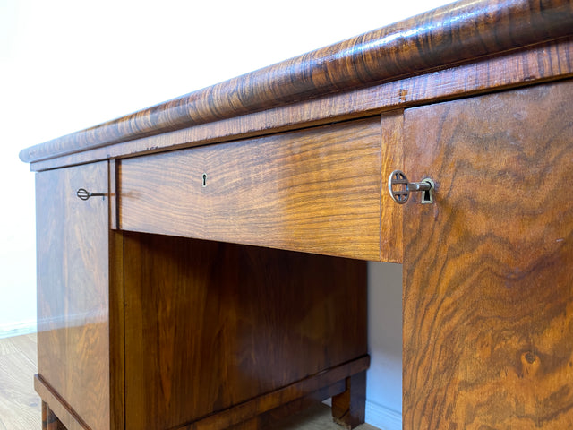 WMK I Imposanter freistehender 30er Jahre Art Deco Schreibtisch aus vollem Holz in edlem Walnuss