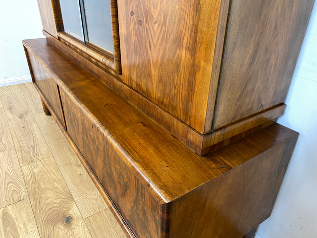 WMK I Wunderschöner 30er Jahre Art Deco Wohnzimmerschrank I Vollholz in edlem Walnuss I Schrank Vitrine Bücherschrank Büchervitrine Herrenzimmer Sideboard Antik Vintage Dresden NRW Bayern