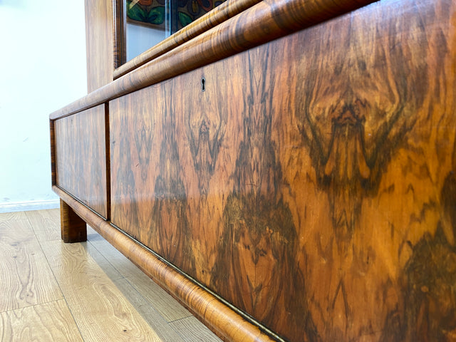 WMK I Wunderschöner 30er Jahre Art Deco Wohnzimmerschrank I Vollholz in edlem Walnuss I Schrank Vitrine Bücherschrank Büchervitrine Herrenzimmer Sideboard Antik Vintage Dresden NRW Bayern