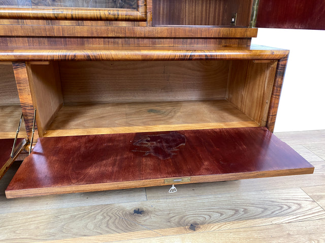 WMK I Wunderschöner 30er Jahre Art Deco Wohnzimmerschrank I Vollholz in edlem Walnuss I Schrank Vitrine Bücherschrank Büchervitrine Herrenzimmer Sideboard Antik Vintage Dresden NRW Bayern