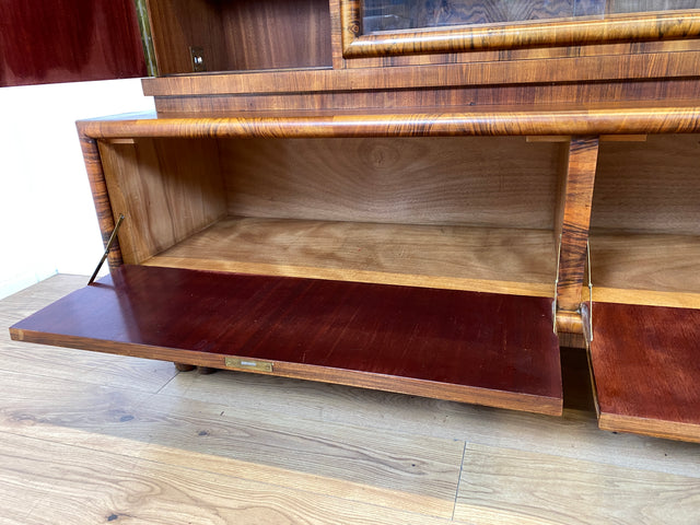 WMK I Wunderschöner 30er Jahre Art Deco Wohnzimmerschrank I Vollholz in edlem Walnuss I Schrank Vitrine Bücherschrank Büchervitrine Herrenzimmer Sideboard Antik Vintage Dresden NRW Bayern