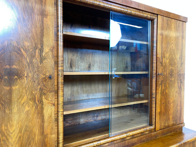 WMK I Wunderschöner 30er Jahre Art Deco Wohnzimmerschrank I Vollholz in edlem Walnuss I Schrank Vitrine Bücherschrank Büchervitrine Herrenzimmer Sideboard Antik Vintage Dresden NRW Bayern