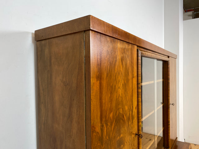 WMK I Wunderschöner 30er Jahre Art Deco Wohnzimmerschrank I Vollholz in edlem Walnuss I Schrank Vitrine Bücherschrank Büchervitrine Herrenzimmer Sideboard Antik Vintage Dresden NRW Bayern