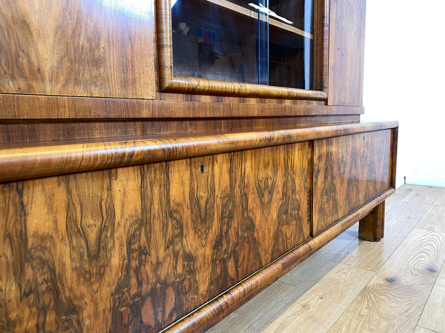 WMK I Wunderschöner 30er Jahre Art Deco Wohnzimmerschrank I Vollholz in edlem Walnuss I Schrank Vitrine Bücherschrank Büchervitrine Herrenzimmer Sideboard Antik Vintage Dresden NRW Bayern