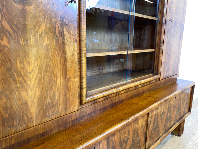 WMK I Wunderschöner 30er Jahre Art Deco Wohnzimmerschrank I Vollholz in edlem Walnuss I Schrank Vitrine Bücherschrank Büchervitrine Herrenzimmer Sideboard Antik Vintage Dresden NRW Bayern