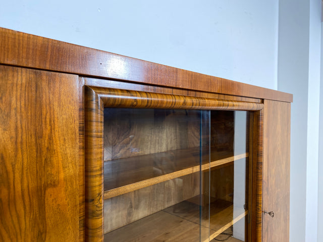 WMK I Wunderschöner 30er Jahre Art Deco Wohnzimmerschrank I Vollholz in edlem Walnuss I Schrank Vitrine Bücherschrank Büchervitrine Herrenzimmer Sideboard Antik Vintage Dresden NRW Bayern